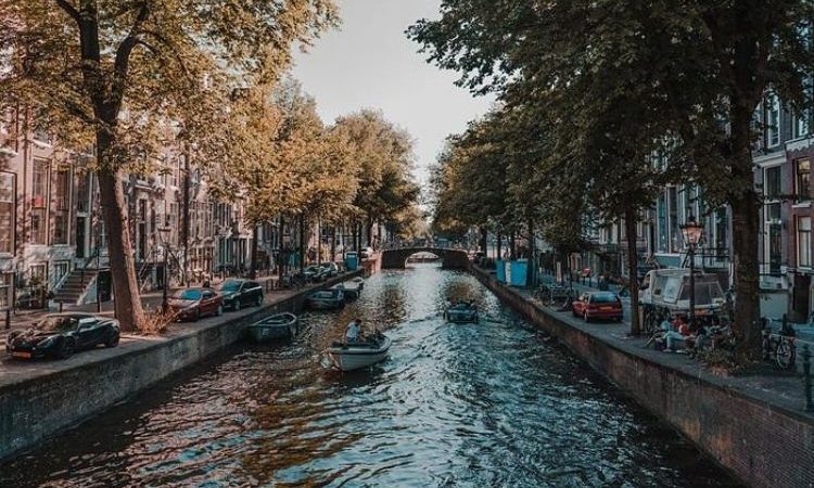 Амстердам, Голландия. Река, Amstel, лодки, канал