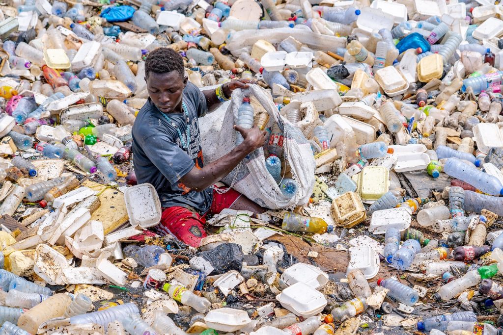 Экология. Пластиковый кризис в Accra. IPA 2020