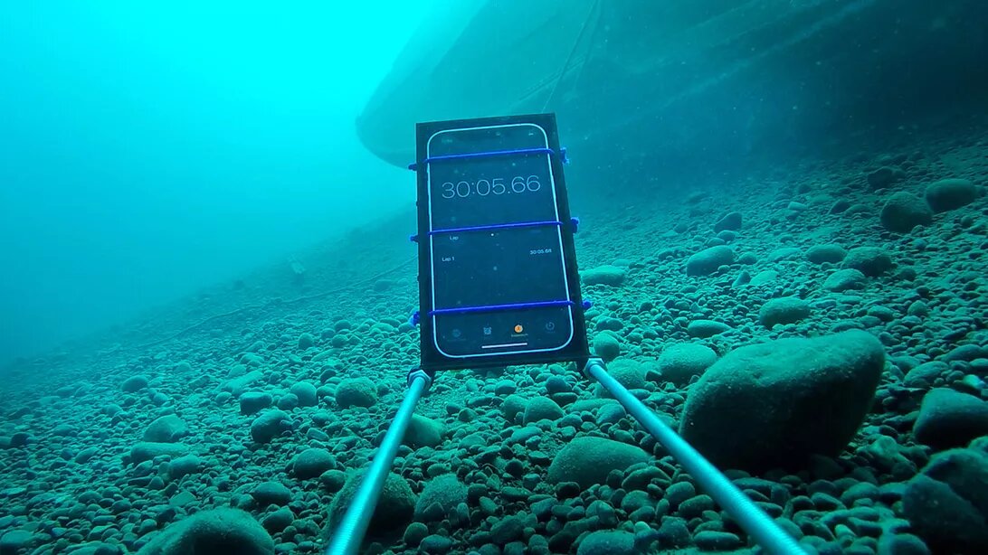 iPhone 12 на глубине 20 метров под водой