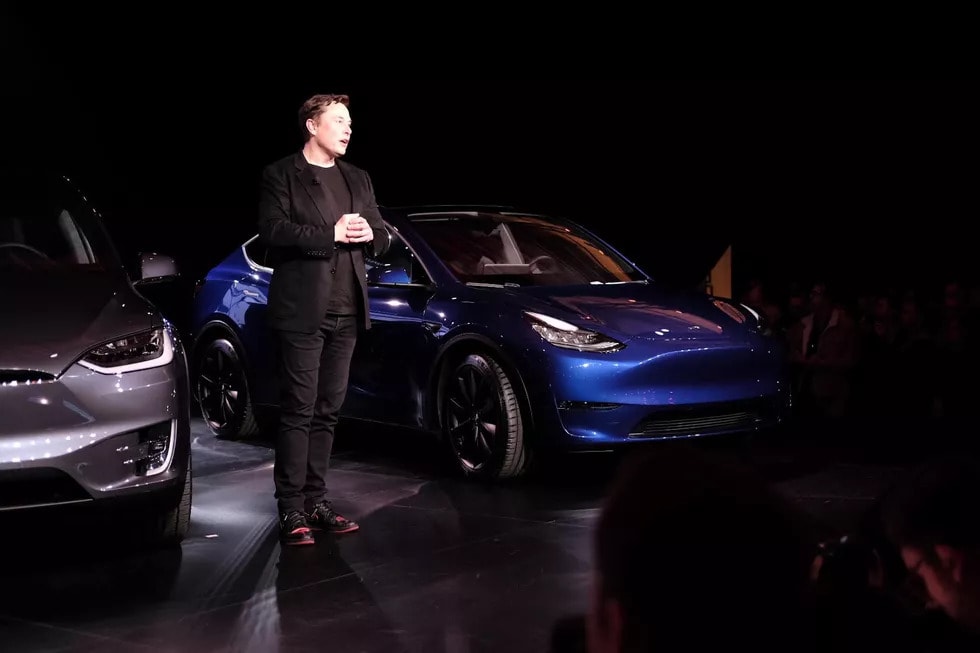 Tesla Model Y и Илон Маск