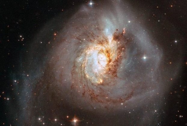 Телескоп Хаббл обнаружил столкновение шести разных галактик