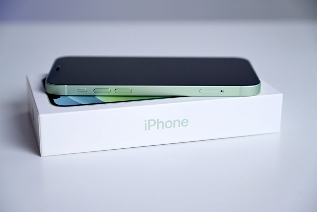 iPhone 12 в зеленом цвете