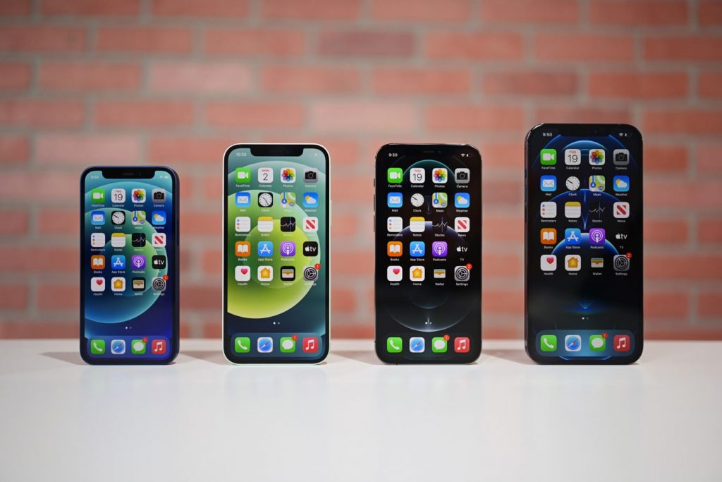 Слева направо: iPhone 12 mini, iPhone 12, iPhone 12 Pro, iPhone 12 Pro Max